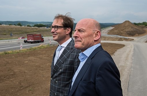 Bundesverkehrsminister Alexander Dobrindt (links) mit dem baden-württembergischen Verkehrsminister Winfried Hermann. Foto: dpa