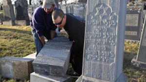Erneute Aufrichtung eines Grabsteins: Auf einem jüdischen Friedhof in Philadelphia wurden Gräber geschändet. Foto: AFP