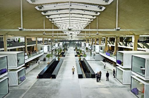 Station F in Paris: Das in einem alten Pariser Güterbahnhof errichtete Start-up-Zentrum will als weltweit größte Brutstätte für junge Unternehmen Furore machen Foto: AFP