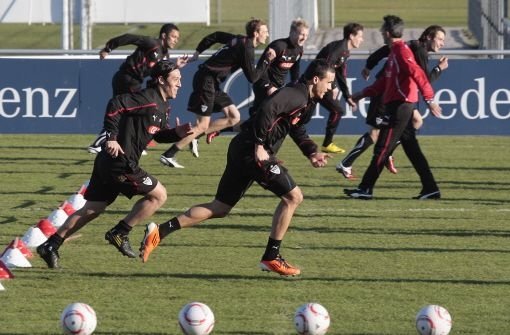 Lässt die VfB-Profis rennen: Konditionstrainer Christos Papadopoulos (hinten in rot) Foto: Pressefoto Baumann