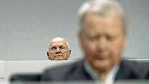 Ferdinand Piëch (links) blickt stoisch auf Aufsichtsratschef Wolfgang Porsche im Vordergrund während der Hauptversammlung in der Porsche-Arena . Foto: dpa