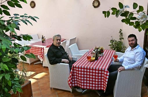 Rocco D’amico und sein Sohn Ricardo fühlen sich wohl in Stuttgart. Der Vater bleibt aber Italiener, während der in Heslach geborene Junior sich als Italo-Schwabe empfindet. Foto: Nina Ayerle