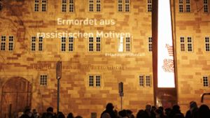 Lichtinstallation am Alten Schloss gedenkt der rassistischen Morde von Hanau. Foto: Lichtgut/Julian Rettig