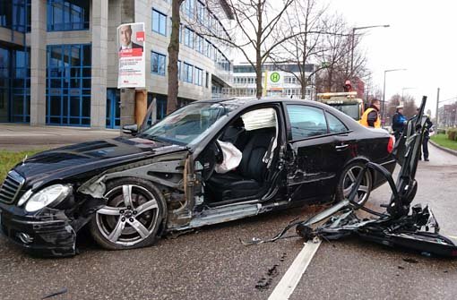 Zu einem schweren Unfall ist es am Donnerstagmittag in der Heilbonner Straße in Stuttgart gekommen. Foto: Fotoagentur Stuttgart/Andreas Rosar