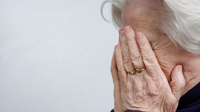 Pflegehelfer soll Seniorinnen misshandelt und gefilmt haben