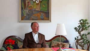 Das Bild, das über dem Sofa im Esszimmer hängt, hat Friedbert Baur auf einem Flohmarkt in Oslo gekauft. Für ihn hat es viel mit seinem Gottesverständnis zu tun. Foto: Sabine Schwieder
