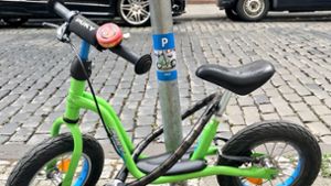 Unbekannter schenkt Vierjährigem eigenen Laufrad-Parkplatz