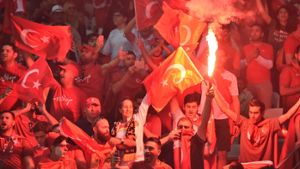 Das Zünden von Feuerwerkskörper durch Fans könnte für den türkischen Fußballverband Konsequenzen haben. Foto: dpa