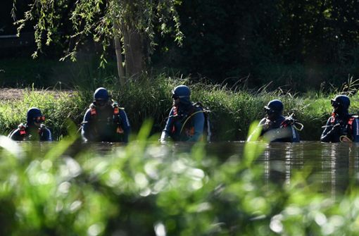 Taucher  suchen einen Teich in dem Gebiet ab, in dem ein 15-jähriges Mädchen vermisst wird. Foto: dpa/Patrick Hertzog