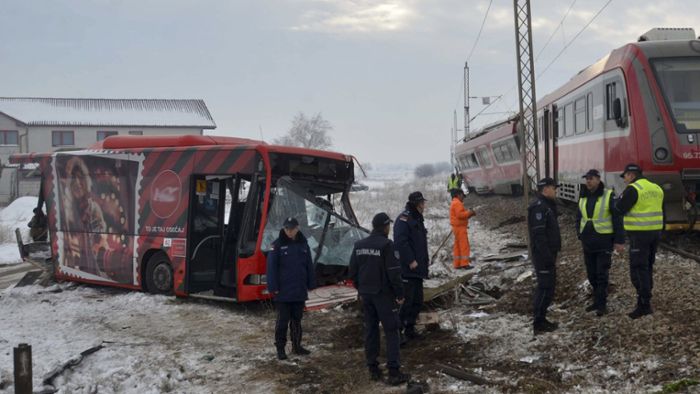 Zug prallt auf Schulbus - mindestens fünf Tote in Serbien
