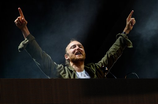 „God is a DJ“ heißt ein bekanntes Lied der Band Faithless. Viele halten den französischen DJ David Guetta tatsächlich für einen Gott. Er liefert das offizielle Lied zur Euro 2016. Foto: AP