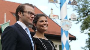 Das schwedische Kronprinzenpaar Victoria und Daniel lächeln in einen weiß-blauen Münchener Maienhimmel. Foto: dpa