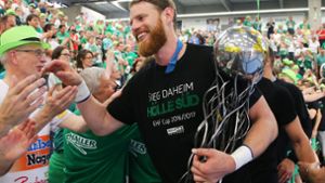 Der perfekte Abschied: Mit vier EHF-Pokal-Triumphen verlässt Kapitän und Publikumsliebling  Manuel Späth nach elf Jahren Frisch Auf Göppingen. Foto: Baumann