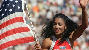 Lange Nägel und Löwenmähne: Florence Griffith-Joyner jubelt über ihren Sieg im 100-Meter-Lauf bei den Olympischen Spielen in Seoul 1988. Foto: dpa