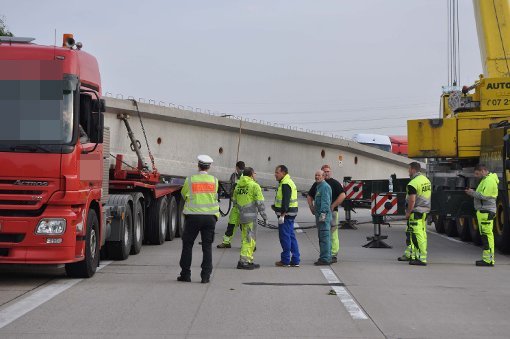 Ein Schwertransporter hat am Dienstagmorgen seine gewaltige Ladung verloren: Zwei jeweils 30 Tonnen schwere Betonpfeiler.  Foto: Andreas Rosar Fotoagentur-Stuttgart