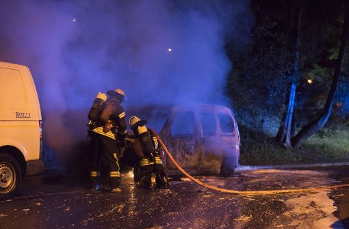 Die Feuerwehr löscht das brennende Auto in der Bopserwaldstraße in Stuttgart. Foto: 7aktuell.de/Oskar Eyb