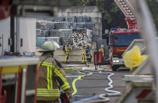 In Benningen ist am Montag in einem Entsorgungsbetrieb ein Feuer ausgebrochen. Derselbe Müll fing am Donnerstag erneut an zu brennen. Foto: 7aktuell/Adomat