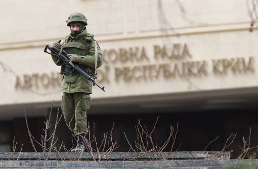 In Simferopol auf der Krim patroullieren Soldaten. Foto: Getty Images Europe