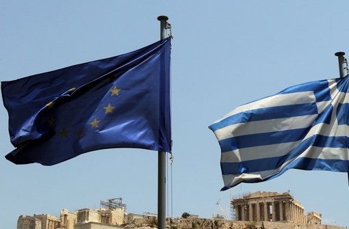 Gegner oder Partner in der Schuldenkrise? Wenigstens die Fahnen der EU und Griechenlands (r) flattern vor der Akropolis in Athen  noch einträchtig im Wind. Foto: dpa