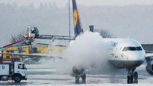Am Montag mussten mehrere Maschinen am Flughafen Stuttgart vom Schnee befreit werden. Foto: dpa/Symbolbild
