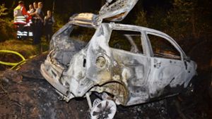 Das Auto des Unfallopfers brannte komplett aus. Foto: Andreas Rosar Fotoagentur-Stuttg