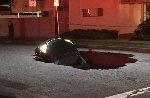 Ein Auto stürzt in Studio City in ein Loch in der Straße. Foto:  