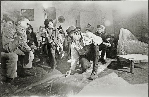 Kunstschaffen als Happening: Joseph Beuys verstand es, sich selbst in Szene zu setzen. Foto: Verleih