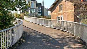 Dieser Zugang zum Korntaler Bahnhof hat zwar keine Stufen,  ist aber für Rollstuhlfahrer eigentlich zu steil. Ein Umbau ist  jedoch vorerst nicht vorgesehen. Foto: factum/Bach