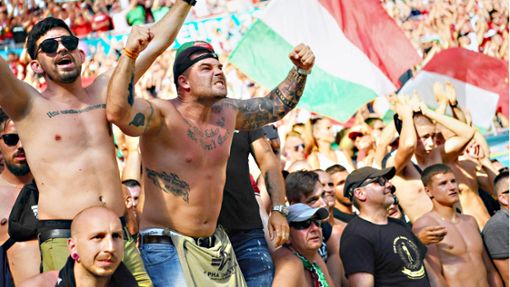 Ungarische Fans, hier bei der EM 2021, gelten als heißblütig – manche von ihnen allerdings auch als problematisch. Foto: AFP/Franck Fife