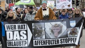 Menschen protestieren gegen Tierversuche am Max-Planck-Institut. Foto: dpa