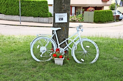 Das Velo  am Kreisverkehr Landauer-/Deidesheimer Straße erinnert an den 80-jährigen Radler, der dort bei einem Unfall schwer verletzt wurde und am 22. Juni seinen Verletzungen erlag. Foto: Bernd Zeyer