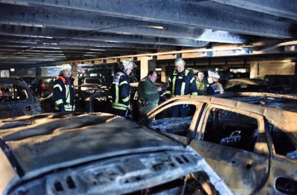 14 Autos sind in dem Parkhaus am Neckarpark in Stuttgart komplett ausgebrannt. Der Schaden ist enorm.
