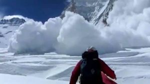 Lawine am Mount Everets: Sie kommen aus dem Nichts. In Sekundenbruchteilen reißen die Ungetüme aus Schnee, Eis und Geröll alles auf ihrem Weg mit sich und begraben es meterhoch. Foto: AFP