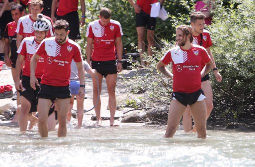 Die Spieler des VfB Stuttgart beim Bad im Ziller. Foto: Pressefoto Baumann