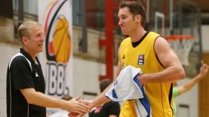 Ludwigsburgs Basketballtrainer John Patrick klatscht mit seinem neuen Center Chris McNaughton ab Foto: Pressefoto Baumann