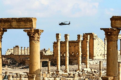 Ein russischer Helikopter fliegt im März diesen Jahres über die vom Islamischen Staat zerstörte syrische Welterbestätte Palmyra. Foto: AFP