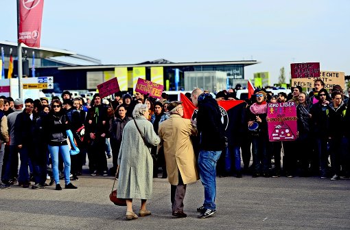 Den Stuttgarter Messeeingang finden nicht alle auf Anhieb. Immer wieder müssen verirrte Besucher des AfD-Parteitags durch große Demonstrantengruppen laufen. Foto: Getty Images Europe