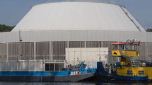 Nach einer 13-stündigen Fahrt legt der Atommülltransport am Gemeinschaftskernkraftwerk in Neckarwestheim an. Foto: dpa
