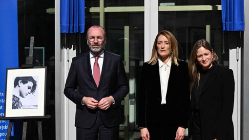 EVP-Vorsitzender Manfred Weber, Parlamentspräsidentin Roberta Metsola und Schauspielerin Julia Jentsch (von links) bei der Zeremonie zu Ehren Sophie Scholls in Brüssel Foto: AFP/JOHN THYS