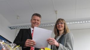 So hat Anfang April 2008 alles angefangen: Der damalige Bezirksvorsteher Edgar Hemmerich hat seine Stellvertreterin Regine Theimer begrüßt. Foto: Judith A. Sägesser