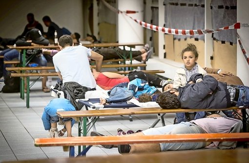 Erschöpfte Flüchtlinge in  der Erfassungsstelle in Stuttgart Foto: Lichtgut/Achim Zweygarth