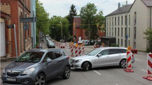 Einige Autofahrer suchen sich ihren eigenen Weg durch die Baustelle und biegen vom Porscheplatz kommend verbotener Weise links in die Marconistraße. Foto: Torsten Ströbele