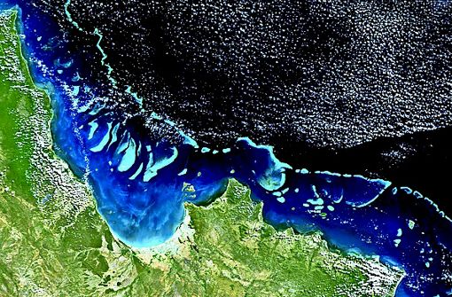 Daten der europäischen Satelliten aus dem Copernicus-Programm werden zunehmend auch von Firmen genutzt – unter anderem, um das australische Great Barrier Reef zu analysieren (unten). Auf dem Bild oben ist der Schnee am Gipfel des Ätna  blau eingefärbt, um ihn von Wolken unterscheiden zu können. Foto: ESA