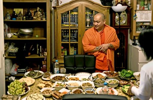 An Feiertagen biegt sich der Esstisch vor lauter köstlichen Gerichten.   Dann speist der buddhistische Mönch Phra Worawut Komutphong wie ein König. Foto: Lichtgut/Max Kovalenko