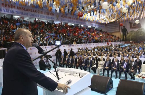 Recep Tayyip Erdogan vor Parteimitgliedern: Seine Beziehungen zur EU sind angespannt. Foto: AP