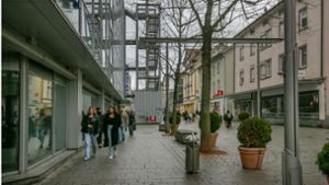 Die Nottreppe und leere Schaufensterflächen am geschlossenen Karstadt-Gebäude sind den Händlerinnen und Händlern der Bahnhofstraße ein Dorn im Auge. Sie wollen ihre Straße jetzt aufwerten. Foto: Roberto Bulgrin