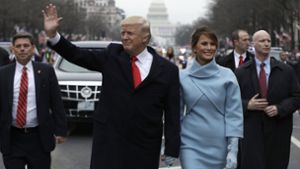 Volksnah: Der 45. Präsident der USA, Donald Trump, ging zu Fuß mit seiner Frau Melania kurz nach der Amtseinführung in Washington in Richtung Weißes Haus. Foto: AP Pool