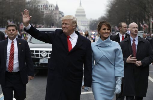 Volksnah: Der 45. Präsident der USA, Donald Trump, ging zu Fuß mit seiner Frau Melania kurz nach der Amtseinführung in Washington in Richtung Weißes Haus. Foto: AP Pool