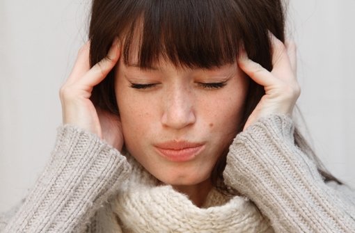 Viele, die sich gegen ihre Kopfschmerzen selbst behandeln, verkennen die Nebenwirkungen der Tabletten Foto: dpa-tmn
