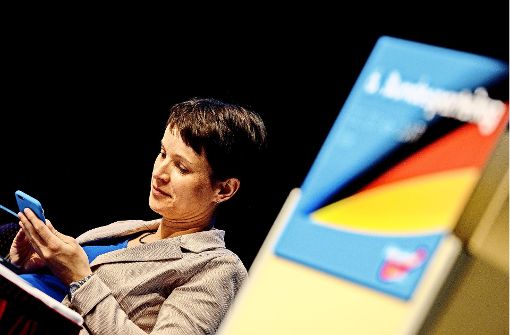 Während der bejubelten Rede ihres Parteikollegen Meuthen starrt Frauke Petry auf ihr Smartphone. Foto: Getty Images Europe